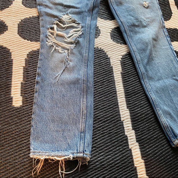 Abercrombie & Fitch • Ripped Mom Jeans - Picture 12 of 14